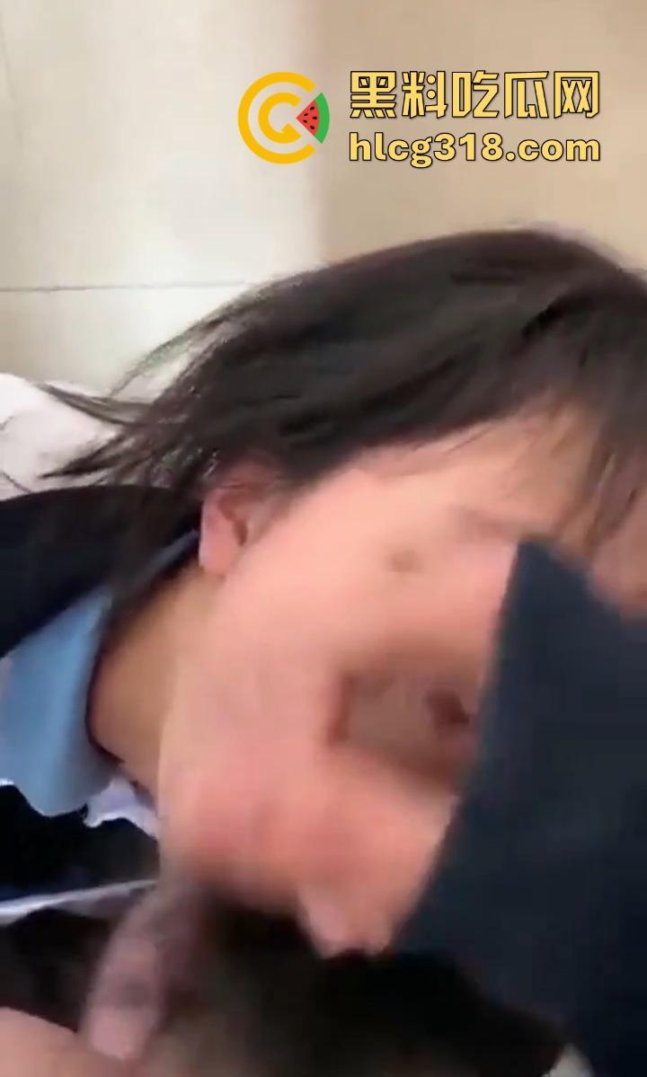 清纯反差高中学妹【李诗雨】跪地深喉肉棒眼神魅惑勾魂，微胖巨乳，极其淫乱母狗气质十足！-5