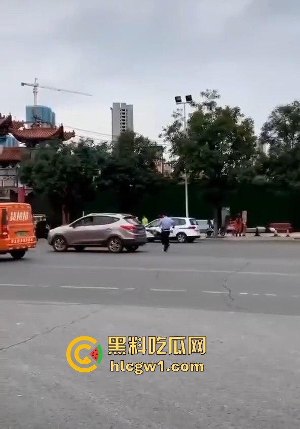 牛逼疯子硬扛警察！揭阳男子街头发疯，刀棍齐上，马路中间单挑五名公安！-3