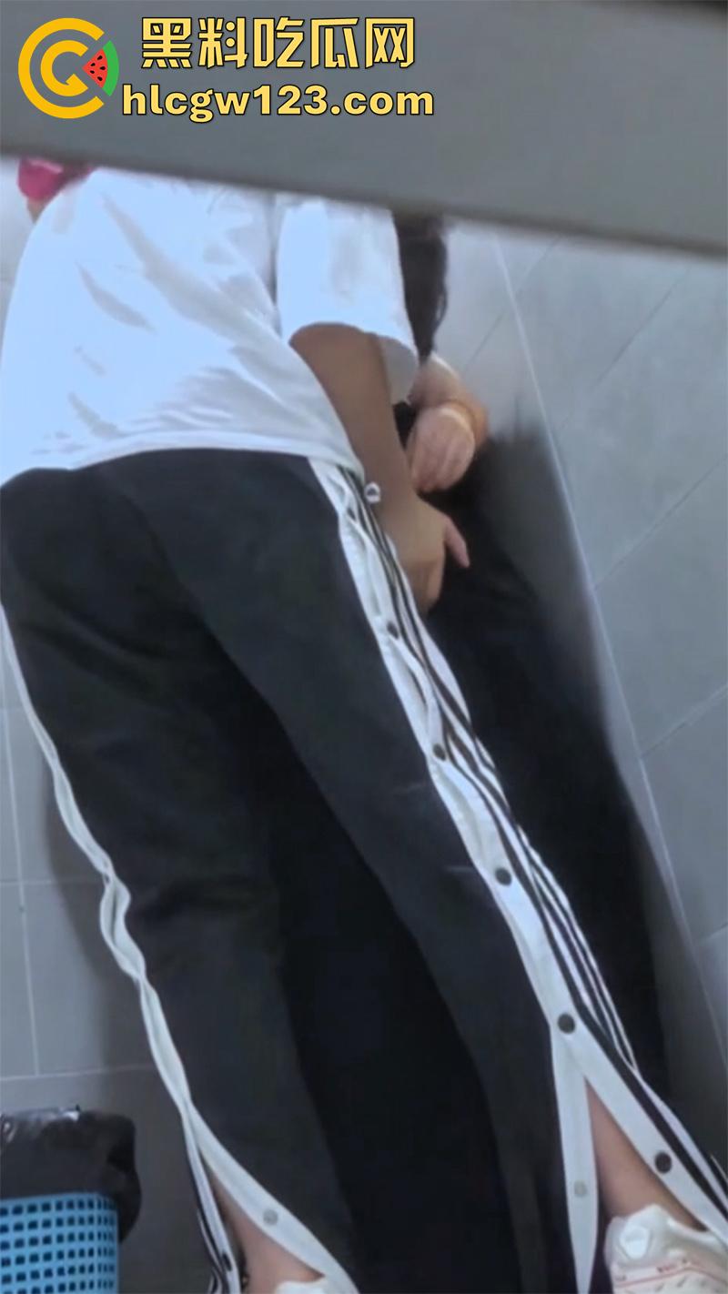 冒死偷拍女厕激情一幕，女同情侣厕所扣穴，还装着有鸡巴顶几下，既然需要找根鸡巴不好么！-3