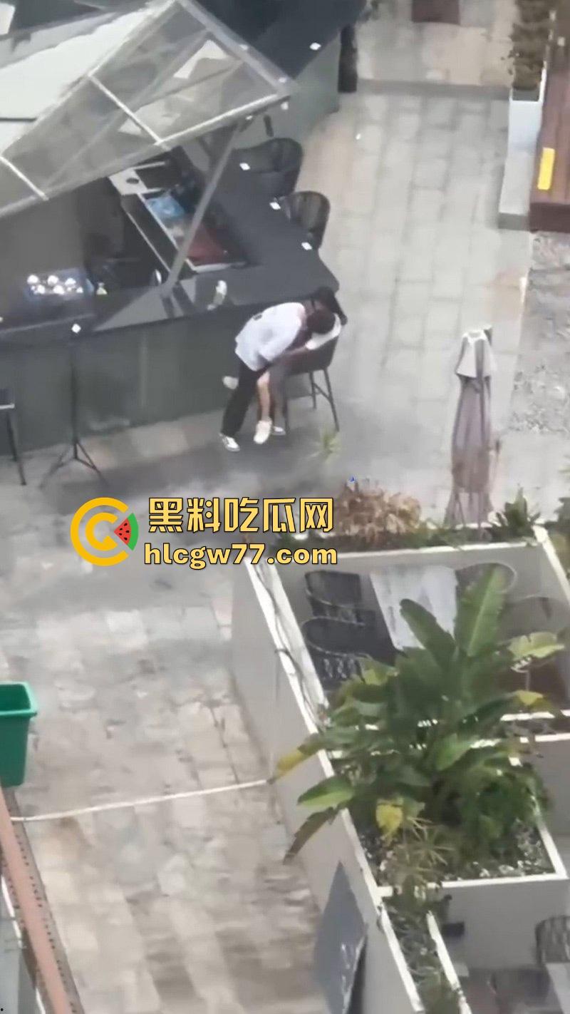 情侣当众发骚！男友大庭广众下给女友抠逼 高潮抽搐视频引爆全网！-2