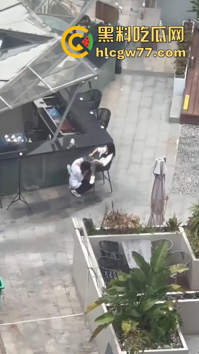 情侣当众发骚！男友大庭广众下给女友抠逼 高潮抽搐视频引爆全网！-5