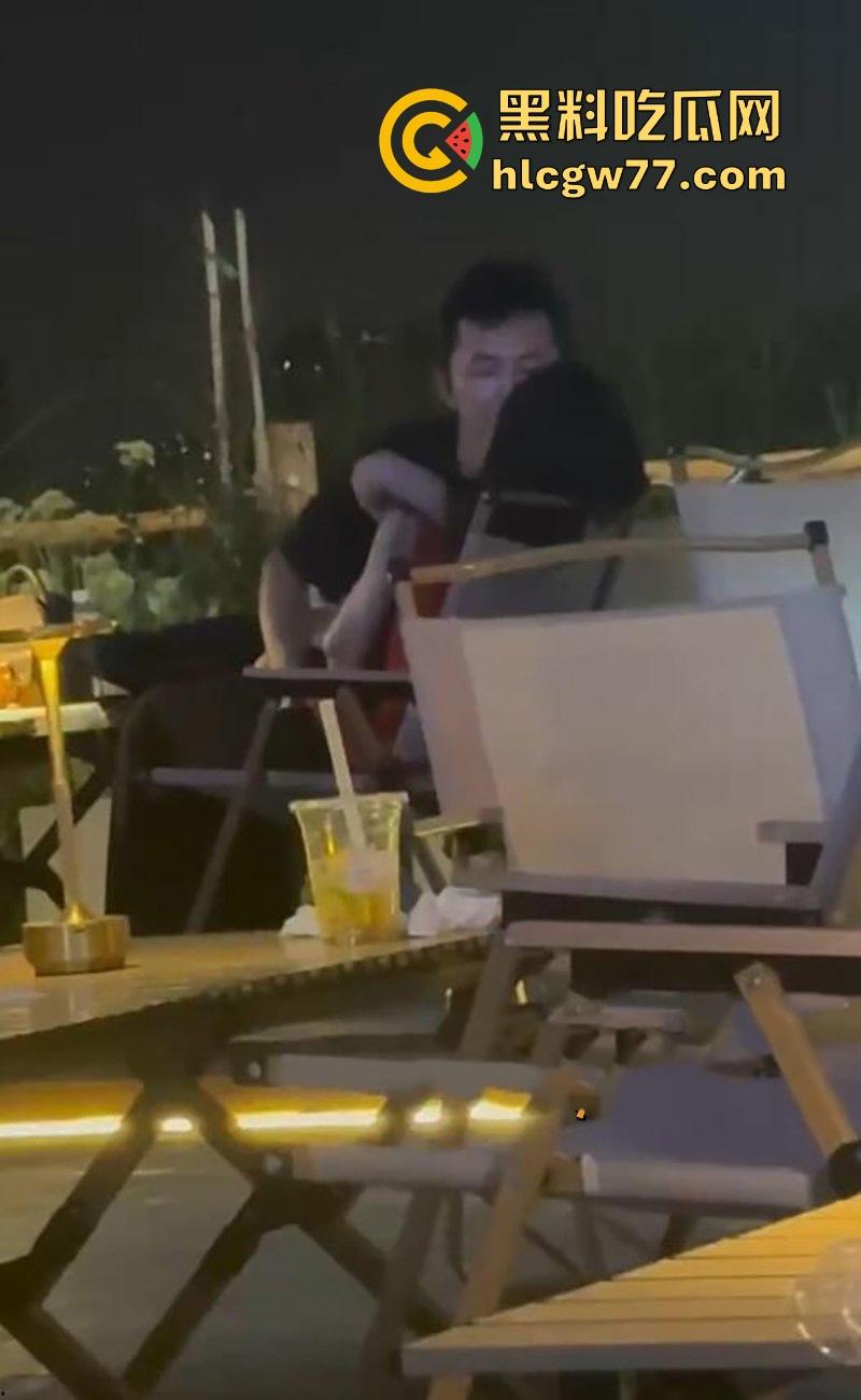 杭州小姐姐吃个宵夜 偶然拍到情侣在候餐位上扣逼 男子不带遮掩使出加藤鹰之手 两位这么饥渴的吗！-3