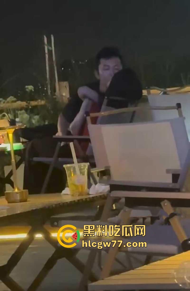 杭州小姐姐吃个宵夜 偶然拍到情侣在候餐位上扣逼 男子不带遮掩使出加藤鹰之手 两位这么饥渴的吗！-5