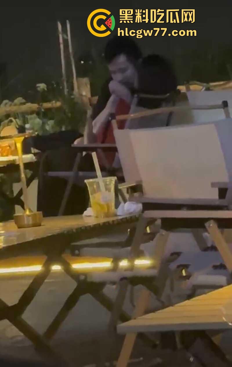 杭州小姐姐吃个宵夜 偶然拍到情侣在候餐位上扣逼 男子不带遮掩使出加藤鹰之手 两位这么饥渴的吗！-6