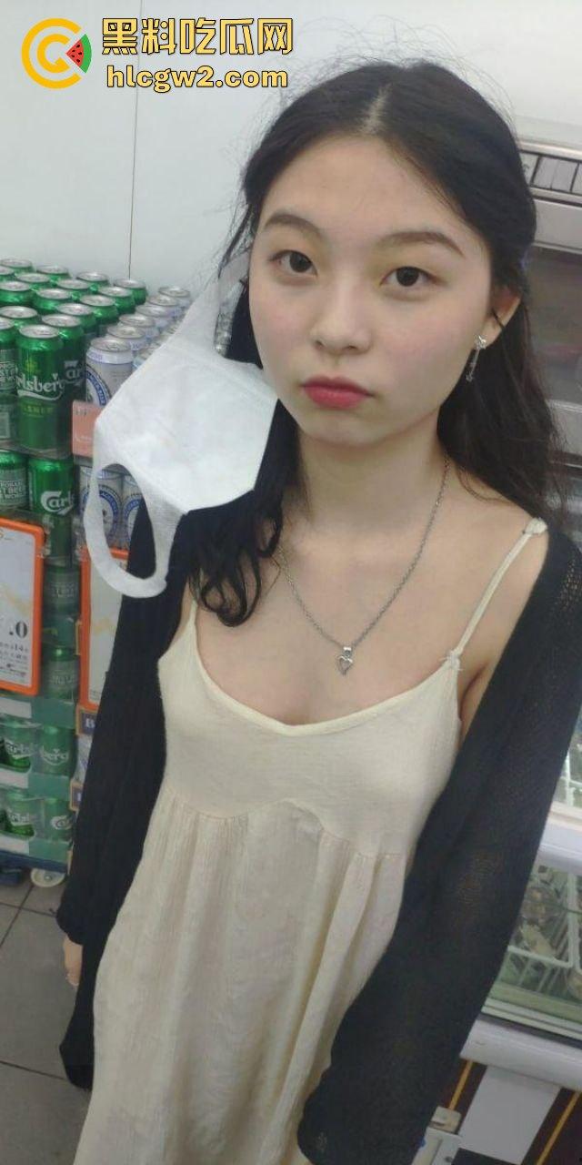 香港巨乳学霸『孟雪梨』奶子大到让人上火！双大奶能让课堂全校性骚动，教授都想钻进她奶里拱一拱！-8