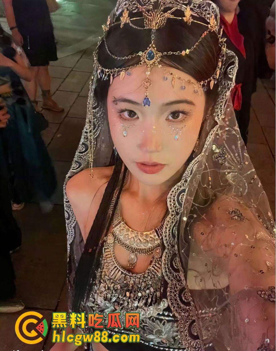 湖南极品反差学妹『姜倪』被渣男曝光操逼视频，口活一流淫叫勾魂，情趣开档黑丝各式操法玩得飞起！-1