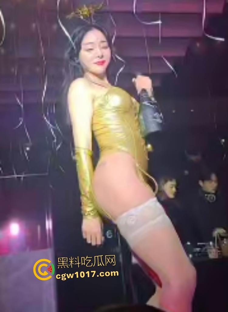 【FlyWithMe】酒吧跳韩舞，连体丝袜扭电臀勒到逼型显现，手持黑桃A狂甩肥臀，能做这一行B必须要大！-7