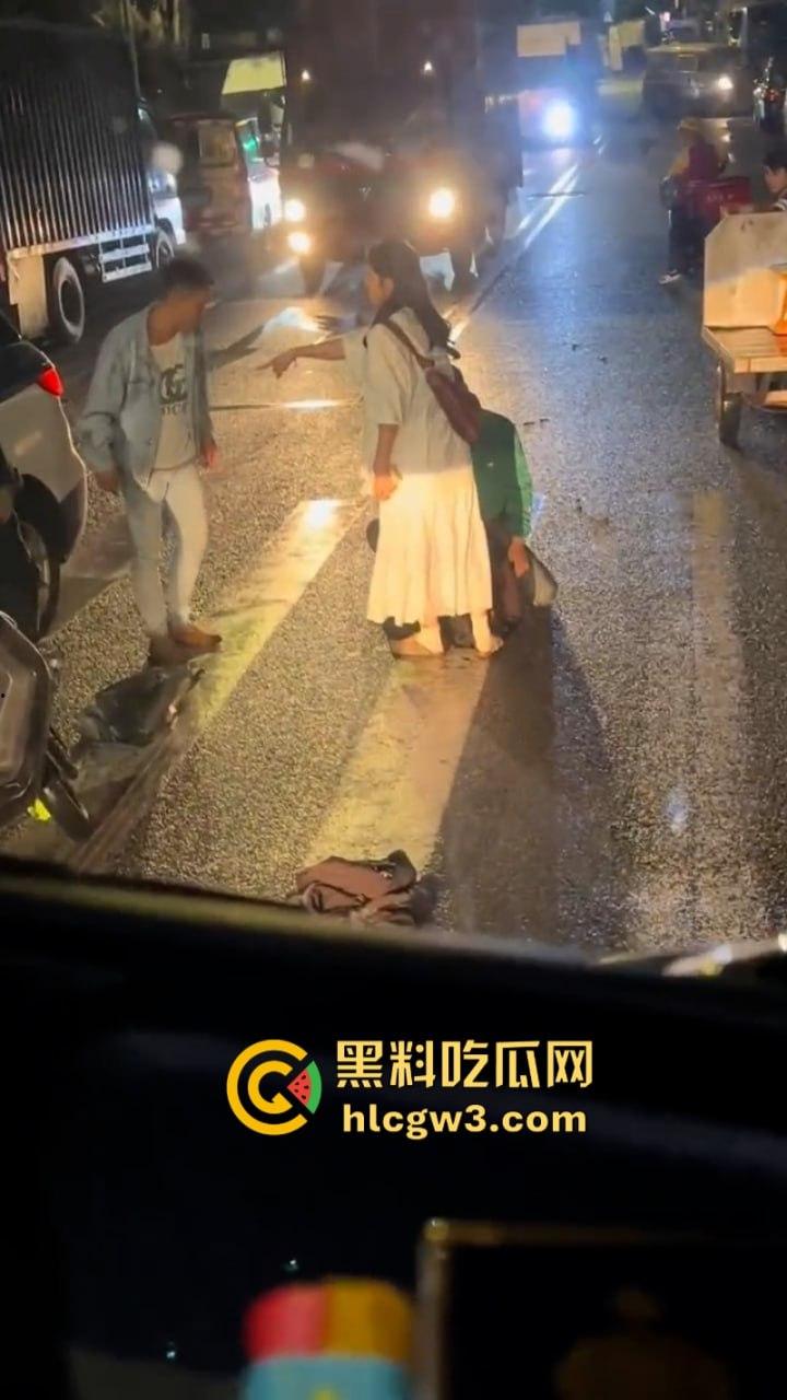 小三男爱上已婚女 遭原配老公带人当街暴打毁灭式踢裆 小二弟都快保不住了！-6