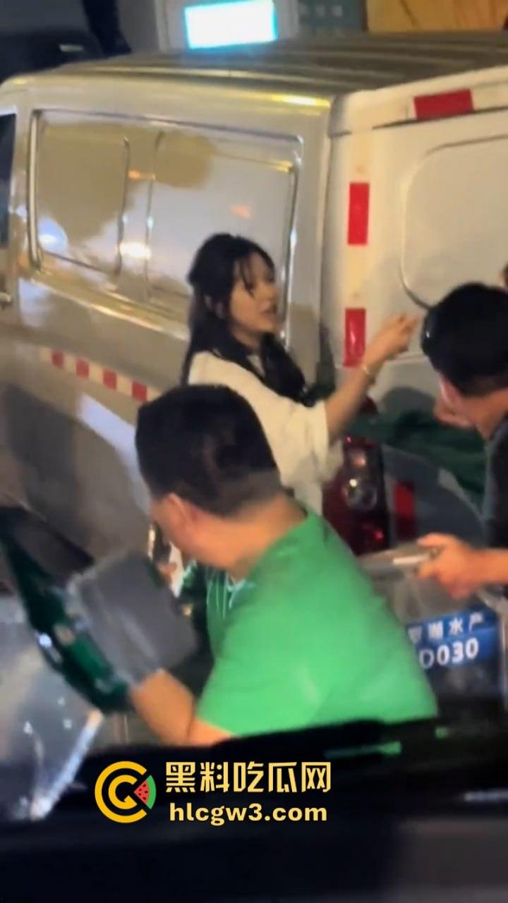 小三男爱上已婚女 遭原配老公带人当街暴打毁灭式踢裆 小二弟都快保不住了！-7