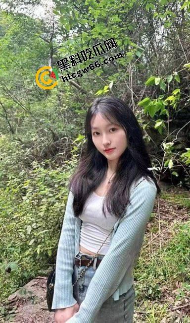 广州白云幼儿园清纯幼师【田梦】被渣男甩了狠踹，嫩逼私拍全漏光，奶子晃荡骚的勾人操烂她！-1