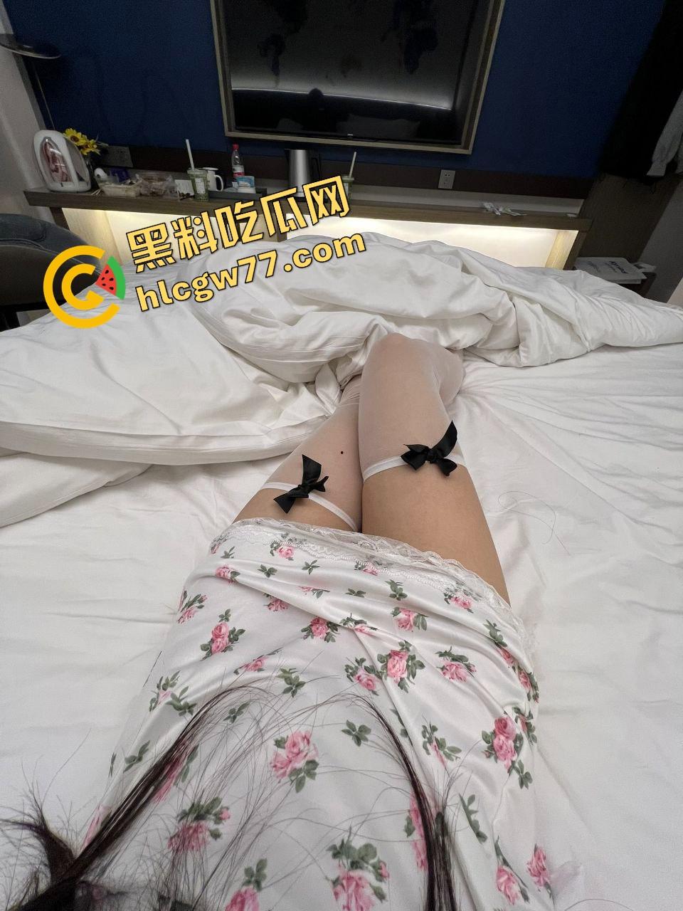 南阳『孙艺欣』浓眉大眼颜值拉满，宿舍偷拍流出，小母狗本性爆发，一晚被操7次还求再来！-14