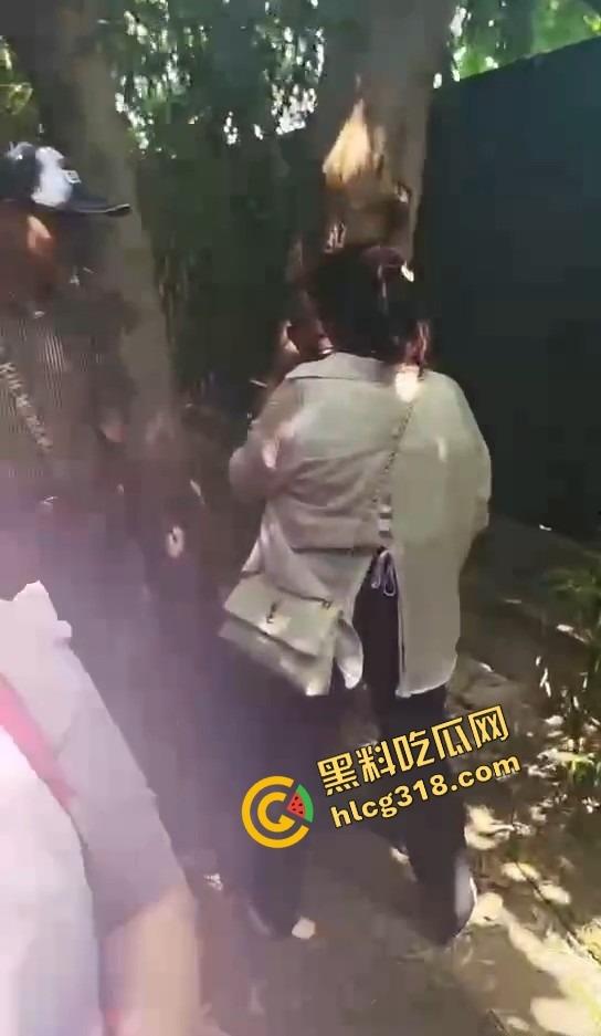 50块搞一次 她还躲个屁？偷拍野外站街熟女，刚说不接客就被老头上手开抓奶！-5