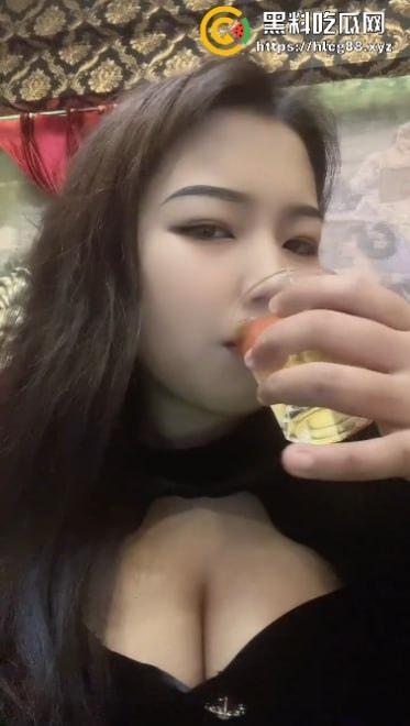 网友60块买快手小网红【茉姑娘】不雅视频被坑惨，摸奶视频一堆连逼都没见着，这婊子曝光活该！-8