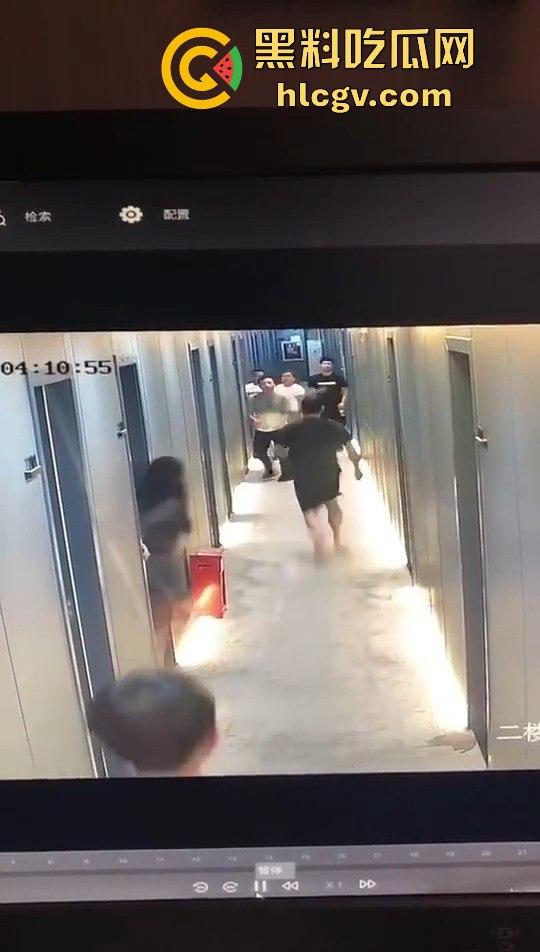 瓜友监控投稿：酒店内男子犯贱挑衅，一打四差点上演血案，好老婆及时拦下化解危机！-5