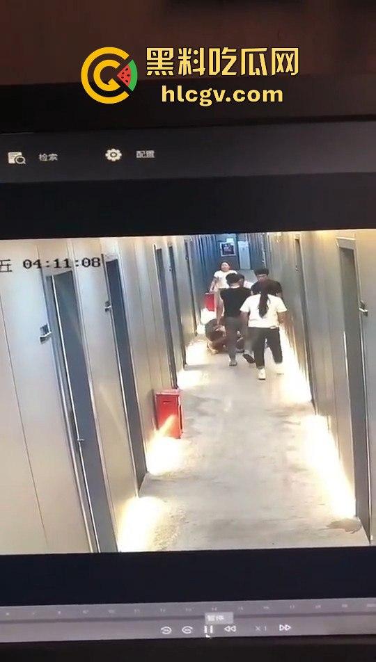 瓜友监控投稿：酒店内男子犯贱挑衅，一打四差点上演血案，好老婆及时拦下化解危机！-6