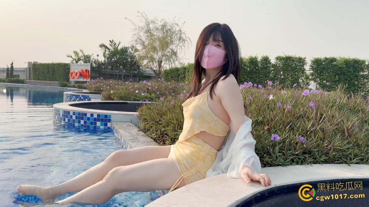 巨乳福利姬【萌之乖乖】，乖巧纯真户外泳池全裸露出，主动骑乘白虎蜜穴紧裹肉棒，抬腿猛操精液满溢！-4