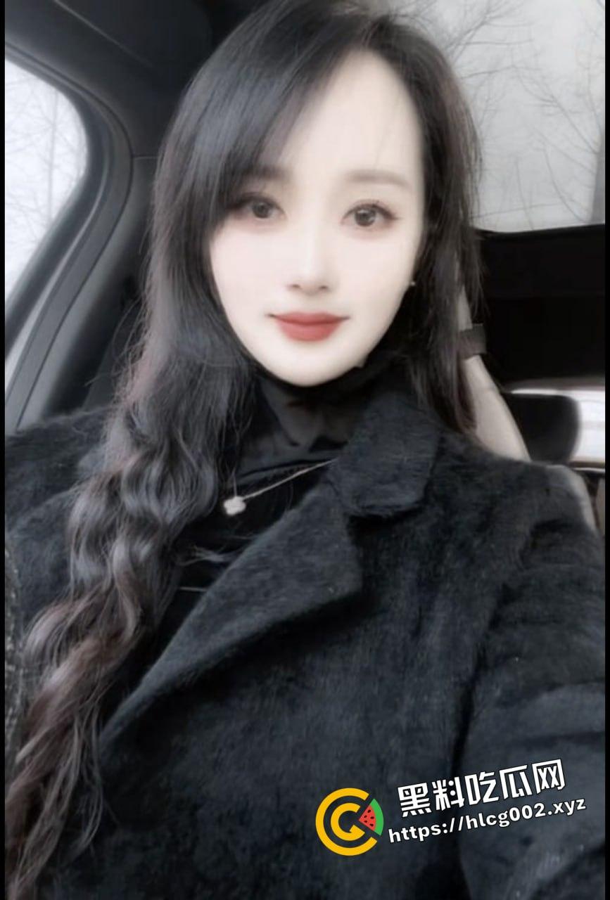 抖音网红『薇儿』直播间惊人一幕:穿着短裙真空无内站着放尿 竟装满一大盆!11-4