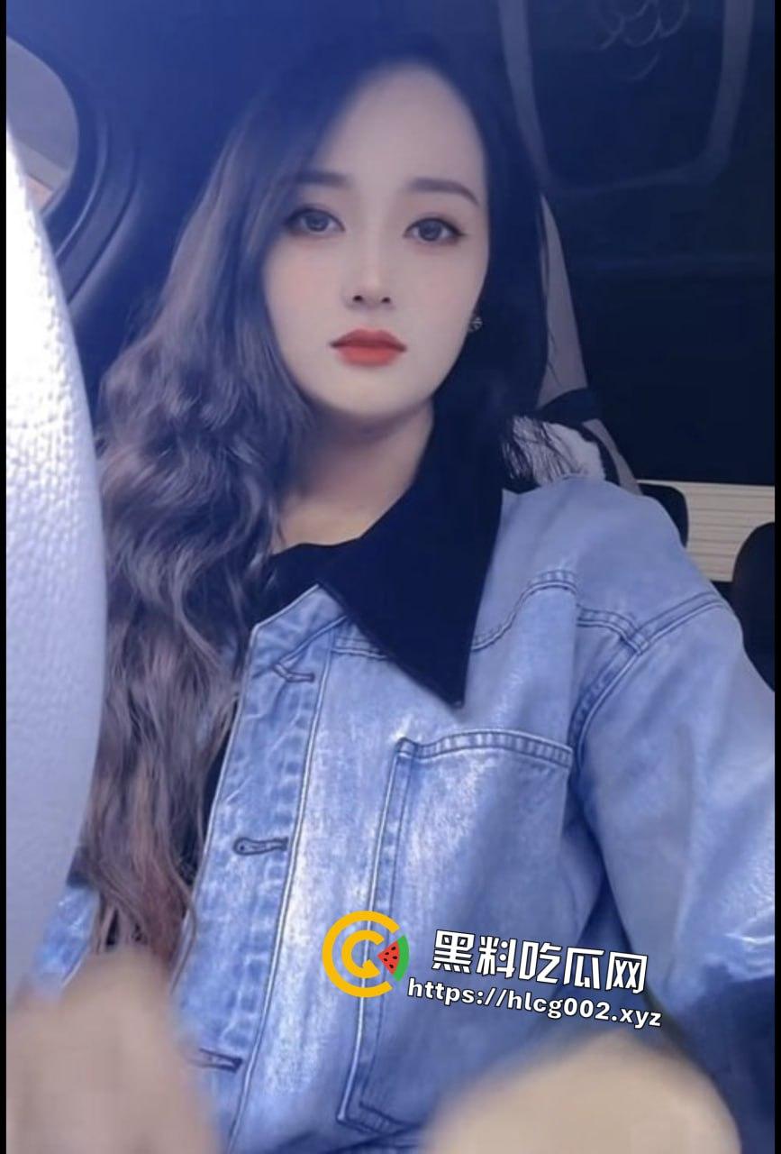 抖音网红『薇儿』直播间惊人一幕:穿着短裙真空无内站着放尿 竟装满一大盆!11-5