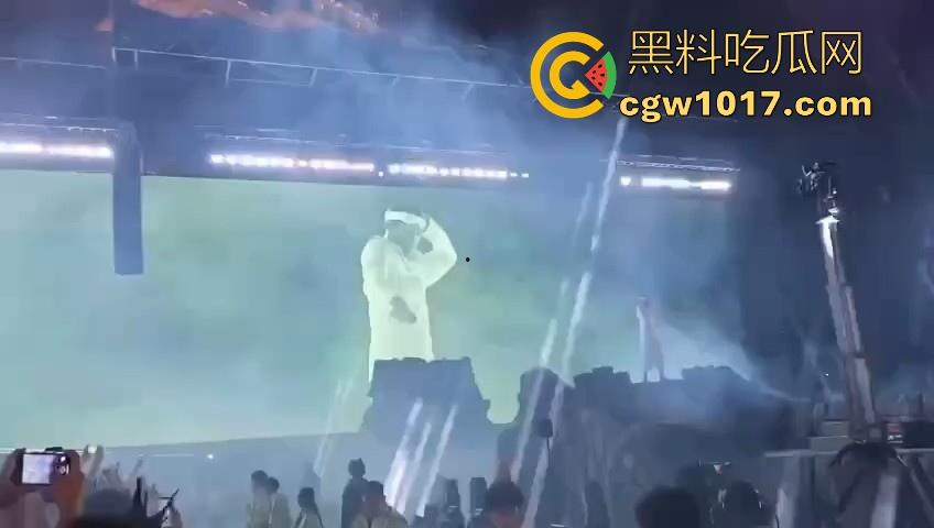 澳门travis演唱会蹦迪现场秒变ufc打斗大赛，精神小伙摇头晃脑引发口角纠纷，直接在场下互殴了起来，这就是嘻哈？-8