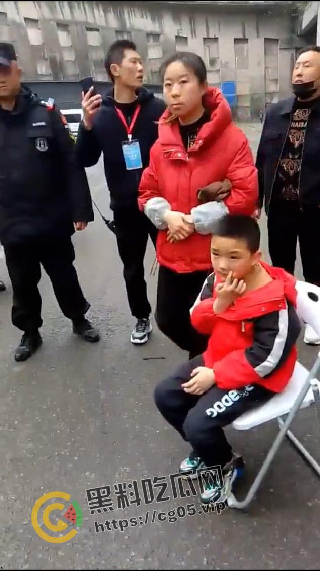 漫展逆天小孩！往人脸上喷发胶 屁股坐脸 脱人裤子 被暴躁女coser正义执行 闹到报警-7