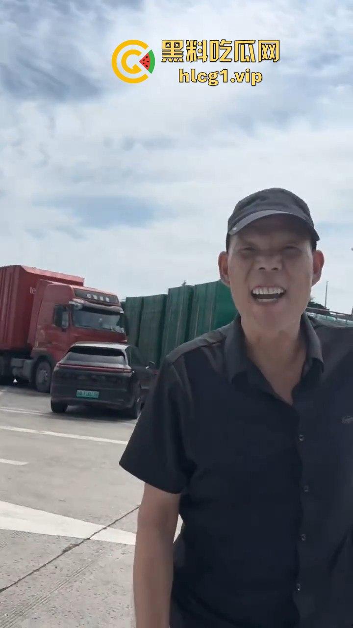 陕西汉中停车风波！男子遭一群老逼登堵车辱骂，扬言不删视频就弄死你！-1