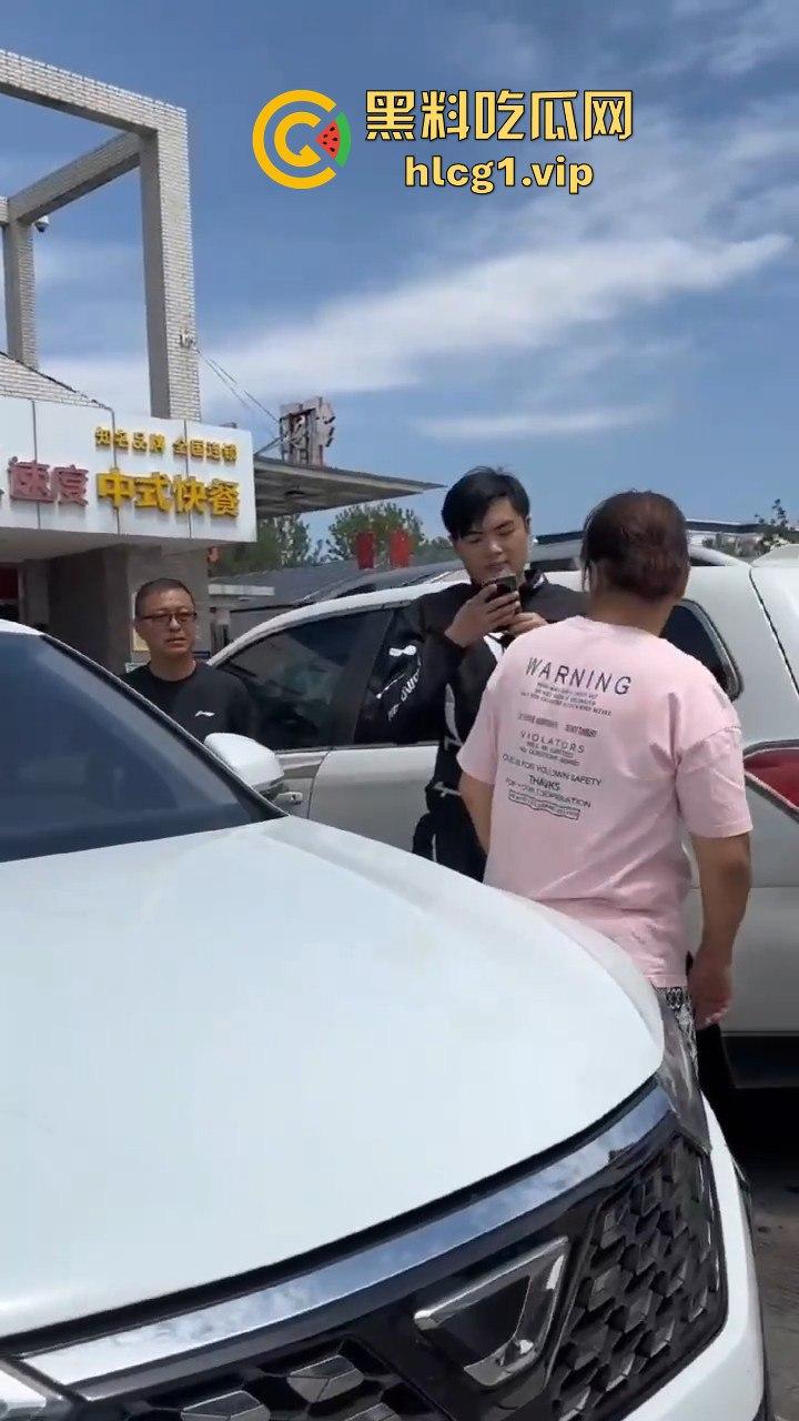 陕西汉中停车风波！男子遭一群老逼登堵车辱骂，扬言不删视频就弄死你！-5