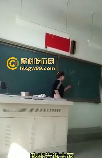七年级生物课现场社死，老师一本正经讲解鸡巴与阴道的互插关系， 还让全班大声朗读鸡巴，课堂笑死个人！-12