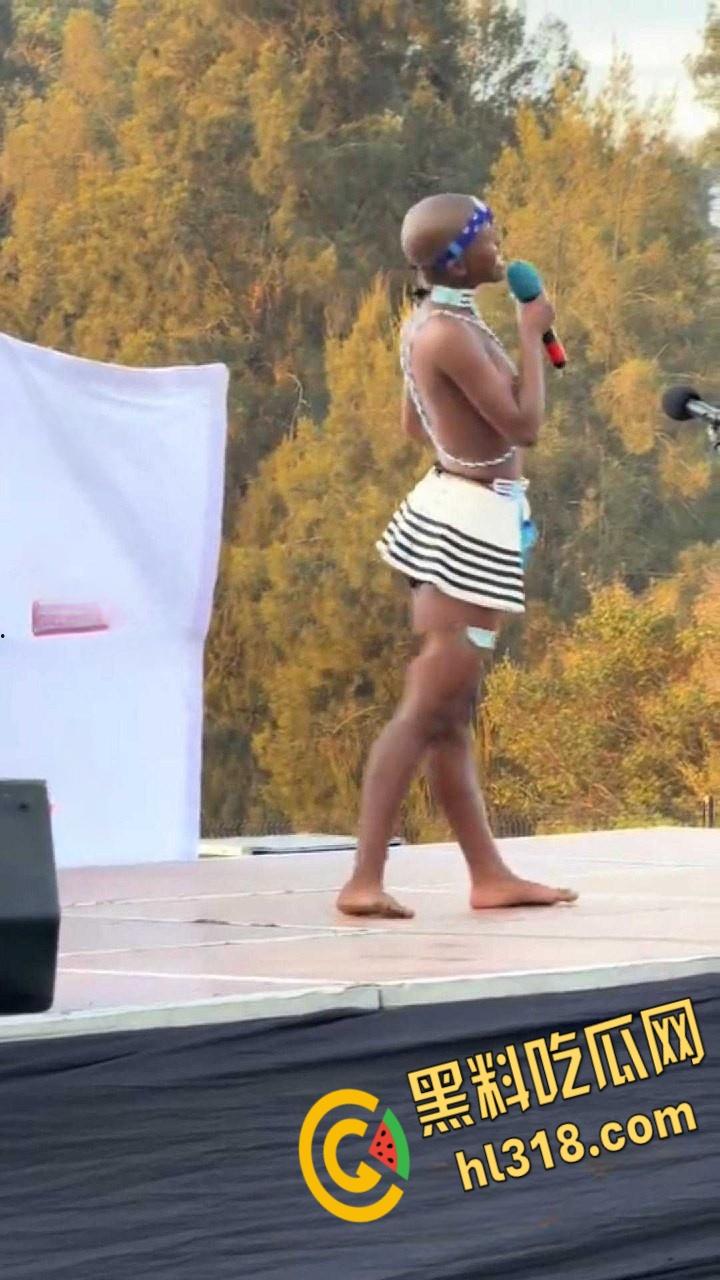 开普敦东部Miss inkciyo传统选美比赛，参加选手必须是处女，性感酮体舞台一展歌喉，不得不说真有看点 !-7