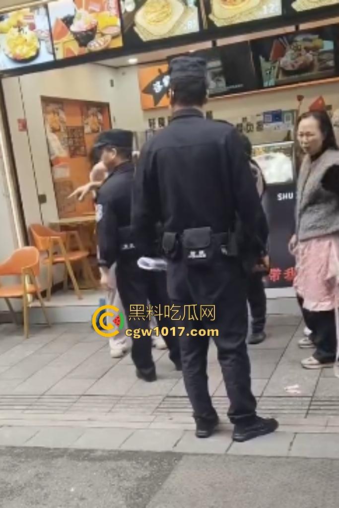 株洲芦淞区蜀香锅盔店，20岁无业骚妹吃完两份拒付钱，脱外套跑路被店主扯衣露膀子，这是霸王餐专业户还是真困难？-8