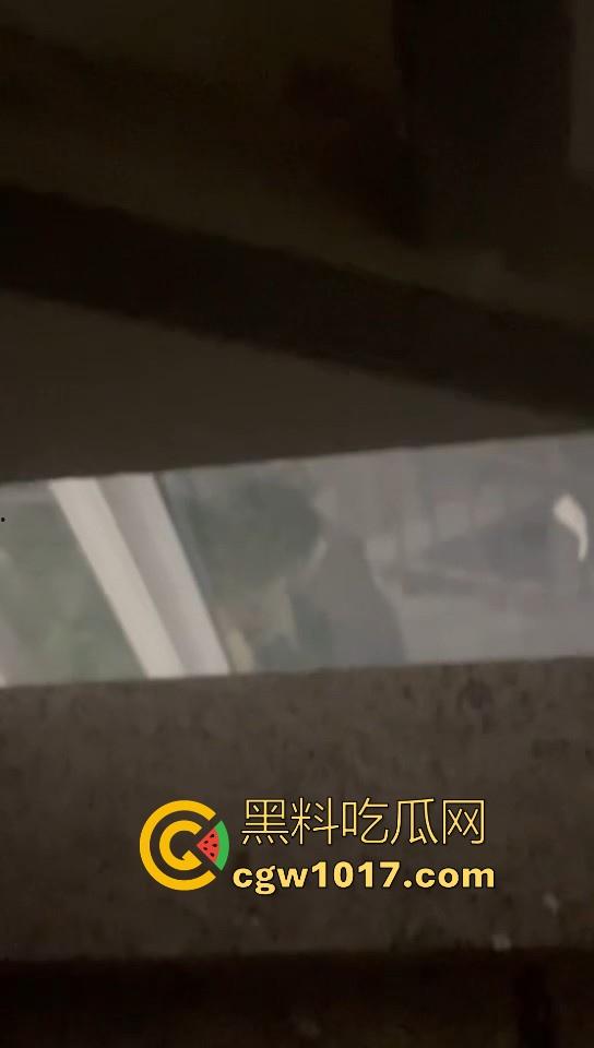 卫校不大创造神话！小情侣楼梯激情啪啪被偷拍！埋头苦干猛插女友，男女主被扒出，报告案发现场发现不明液体！-6