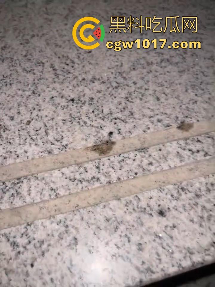 卫校不大创造神话！小情侣楼梯激情啪啪被偷拍！埋头苦干猛插女友，男女主被扒出，报告案发现场发现不明液体！-9