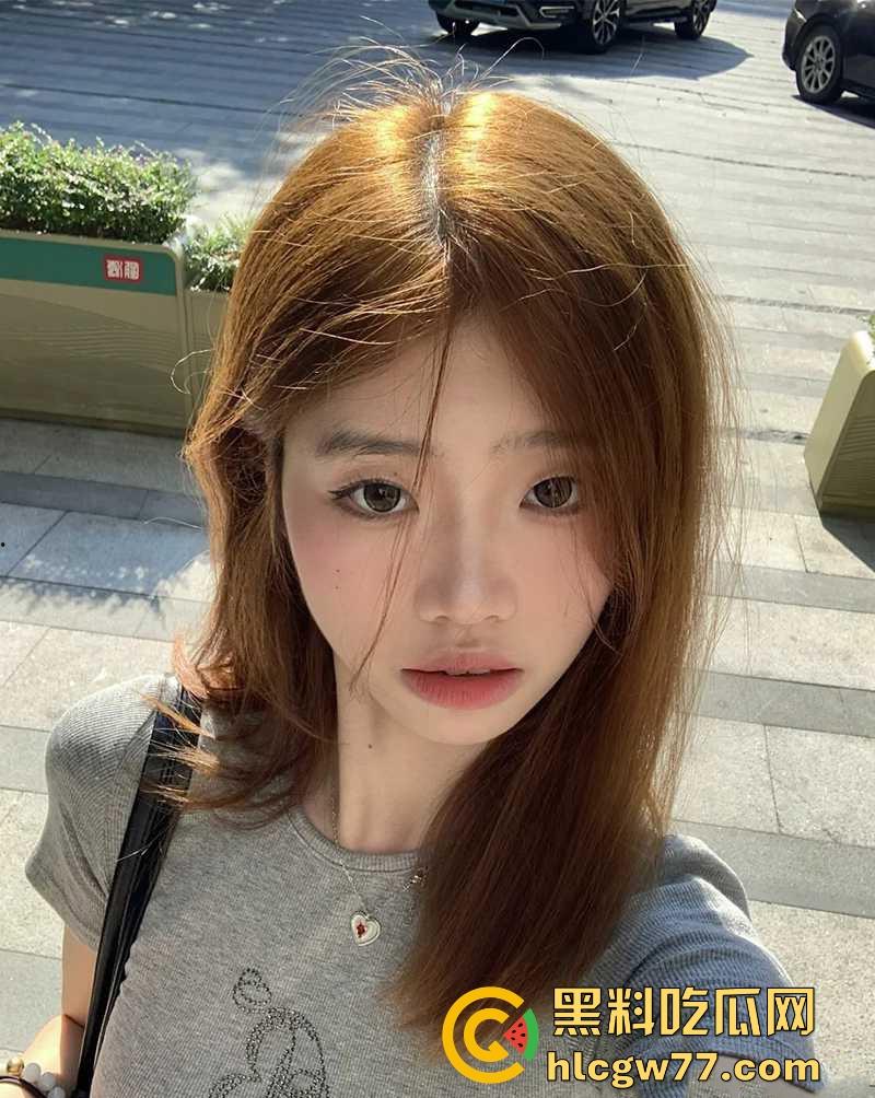 黄毛小妹直播间PK惩罚当场拔逼毛 输赢规矩惊呆网友 这届网红玩的可真花花啊 估计平时也没少挨操!-3