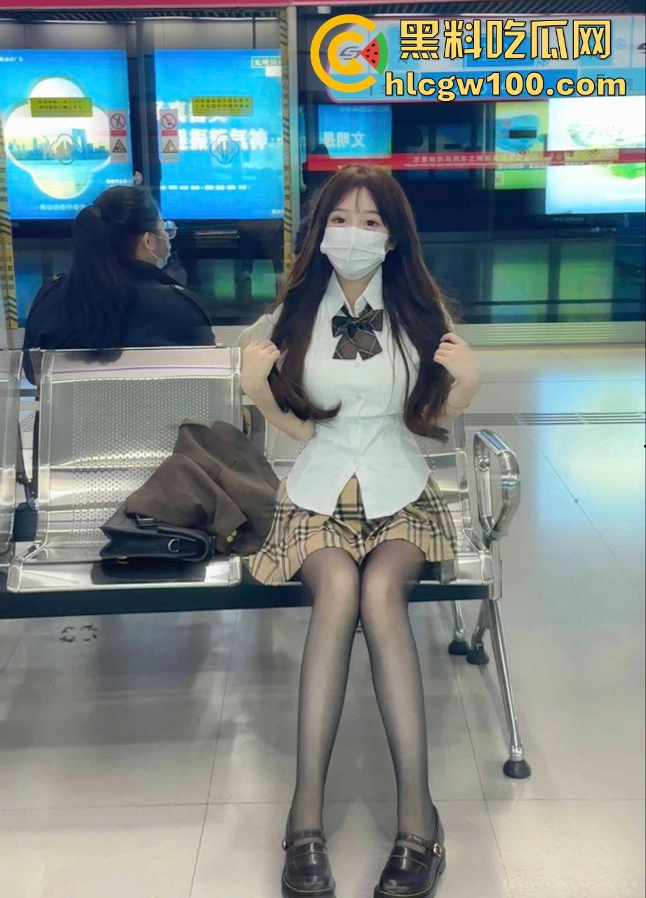 白袜萝莉被大神带进酒店彻底调教,藤条抽到逼红屁肿, 无套爆操射满嫩穴,舔鸡巴展现母狗觉醒!-4