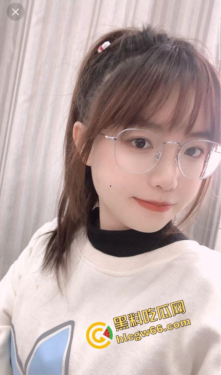 重庆眼镜学生妹【景浩】从图书馆到酒店,眼镜装纯黑丝撅臀骚穴被网友无套后入,带闺蜜野外露逼赚外快!-3