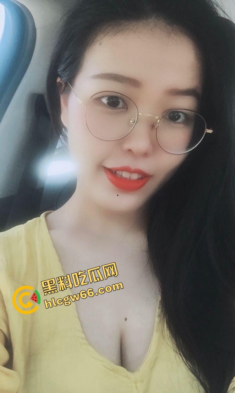 重庆眼镜学生妹【景浩】从图书馆到酒店,眼镜装纯黑丝撅臀骚穴被网友无套后入,带闺蜜野外露逼赚外快!-5