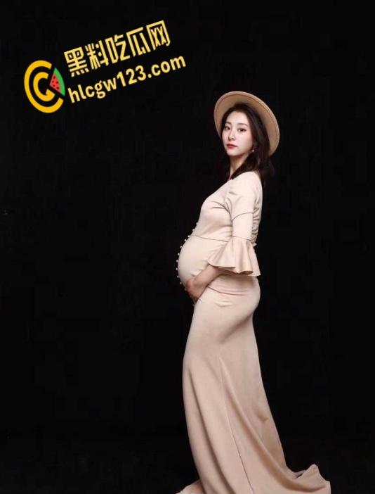 寂寞孕妇借抖音公开卖淫，这奶子都快能挤出奶了，这么大的肚子也不怕把孩子顶坏了？-1