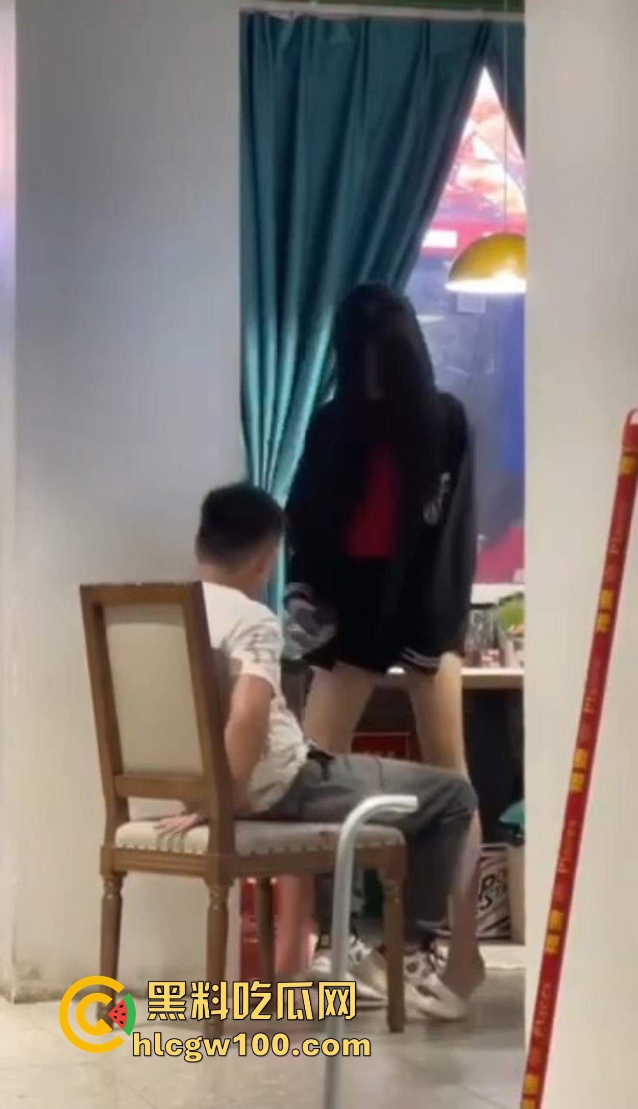 大哥吃饭也要抠B,大厅里极品骚货大长腿一骑逼就湿，大哥当场疯狂抠逼抠得手抽筋，旁边路过的老哥看呆掏出了纸！-14