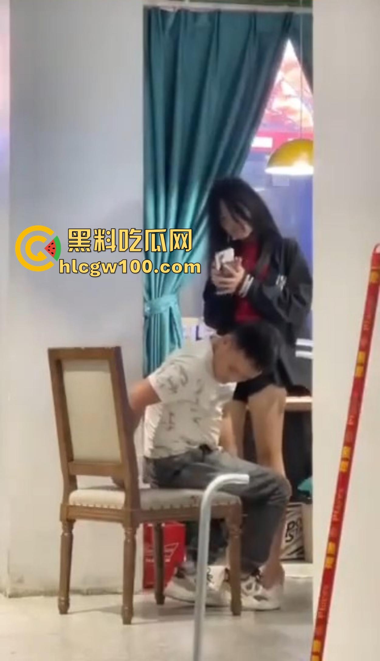 大哥吃饭也要抠B,大厅里极品骚货大长腿一骑逼就湿，大哥当场疯狂抠逼抠得手抽筋，旁边路过的老哥看呆掏出了纸！-15