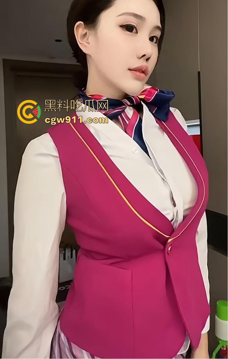 高颜值巨乳福利姬【巨樱】中国空姐为你服务，制服纽扣半解，露出深邃事业线，E杯豪乳摇晃自慰！-2