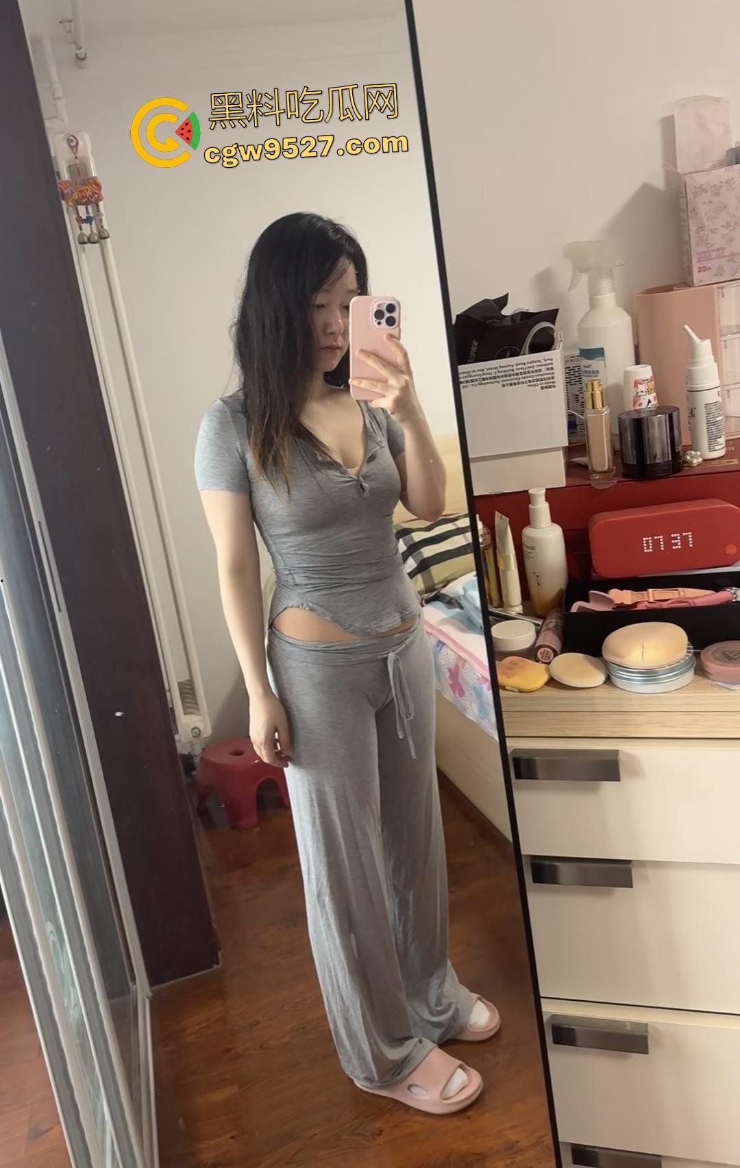 租房第一天姐姐蒙脸变母猪，弟弟狂操肥臀巨乳，蒙上脸了也挡不住姐姐的全身骚气！-1