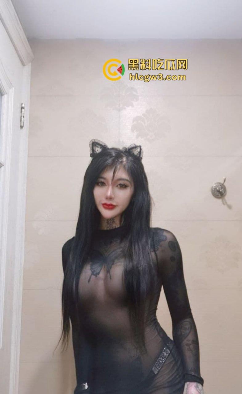 重庆骚气博主『赵可馨』蝴蝶飞上胸逼上鹿在跑，全身铭文纹身，舌顶唇钉加持口技，绳艺捆绑骚到腿软！-35