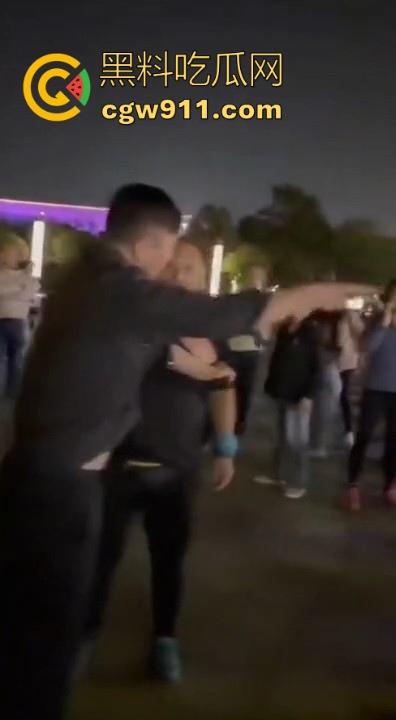 广场暴走团与一名男子发生肢体冲突！男子为求流量挡道拍摄，却遭老年暴走团群殴殴打，打得好！-5