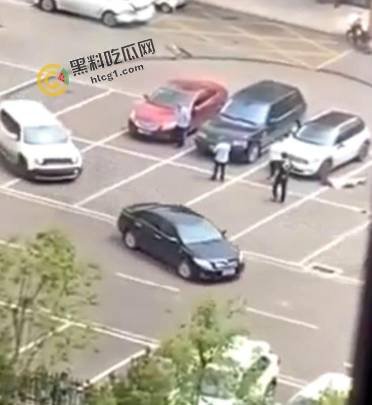 河北唐山古冶区某游泳馆门前 一男子驾车多次碾压躺在地上的女子致其死亡 现场视频流出-5