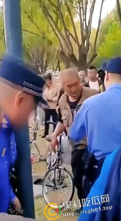 沈阳鲁园大爷板砖掀飞城管现场！暴躁大爷板砖教训嚣张城管 当场脑袋开瓢 东北大爷就是彪悍-7