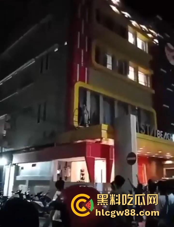 当代蜘蛛侠?印尼抓奸翻窗逃亡,情夫吊电线横穿马路,刺激场面堪比大片!-1