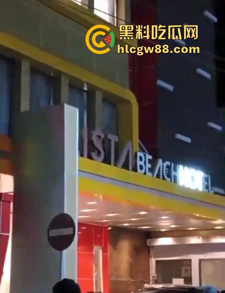 当代蜘蛛侠?印尼抓奸翻窗逃亡,情夫吊电线横穿马路,刺激场面堪比大片!-3