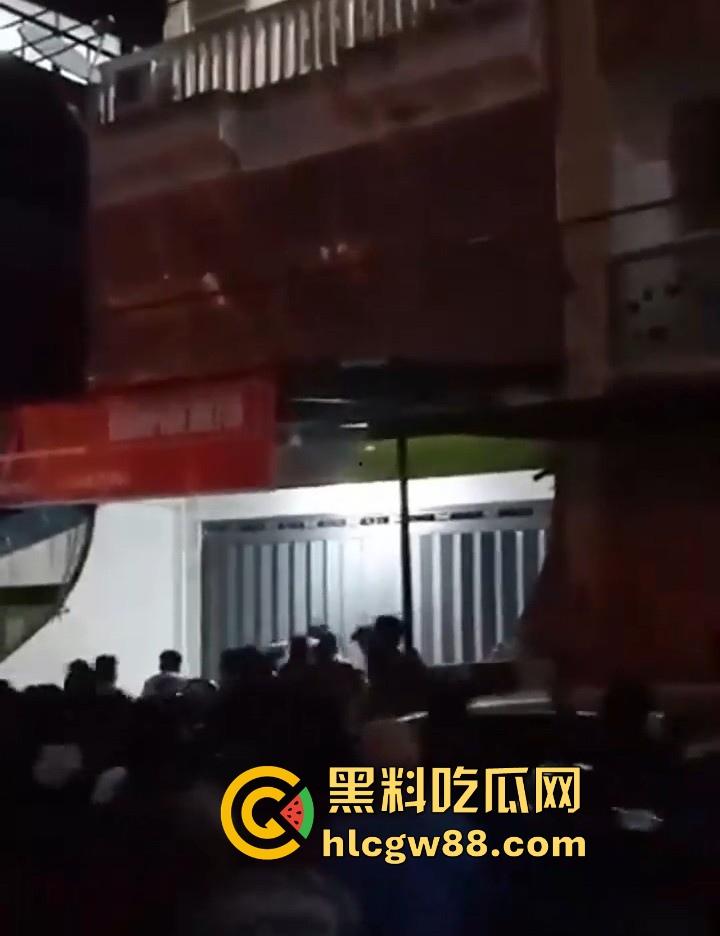 当代蜘蛛侠?印尼抓奸翻窗逃亡,情夫吊电线横穿马路,刺激场面堪比大片!-7