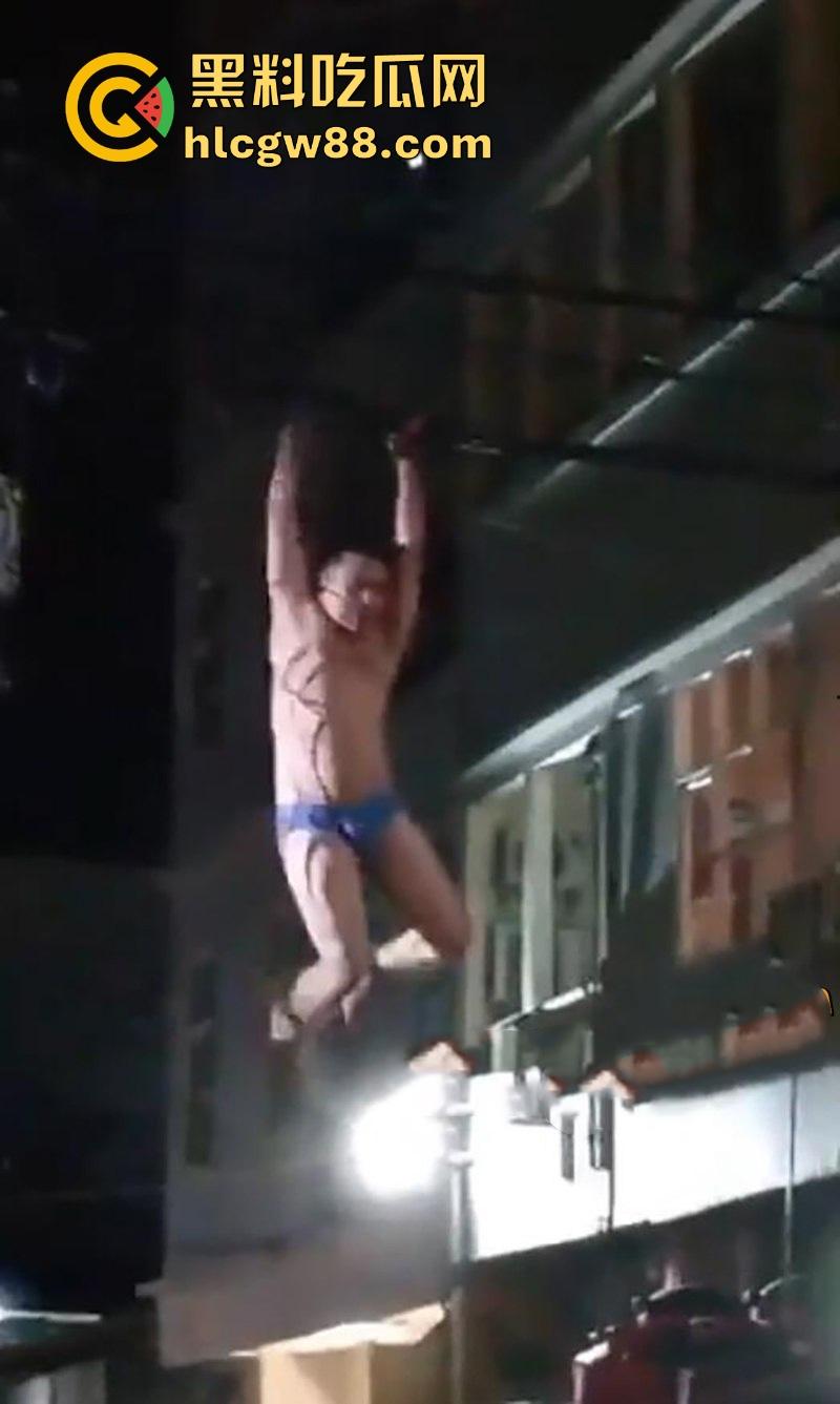 当代蜘蛛侠?印尼抓奸翻窗逃亡,情夫吊电线横穿马路,刺激场面堪比大片!-9