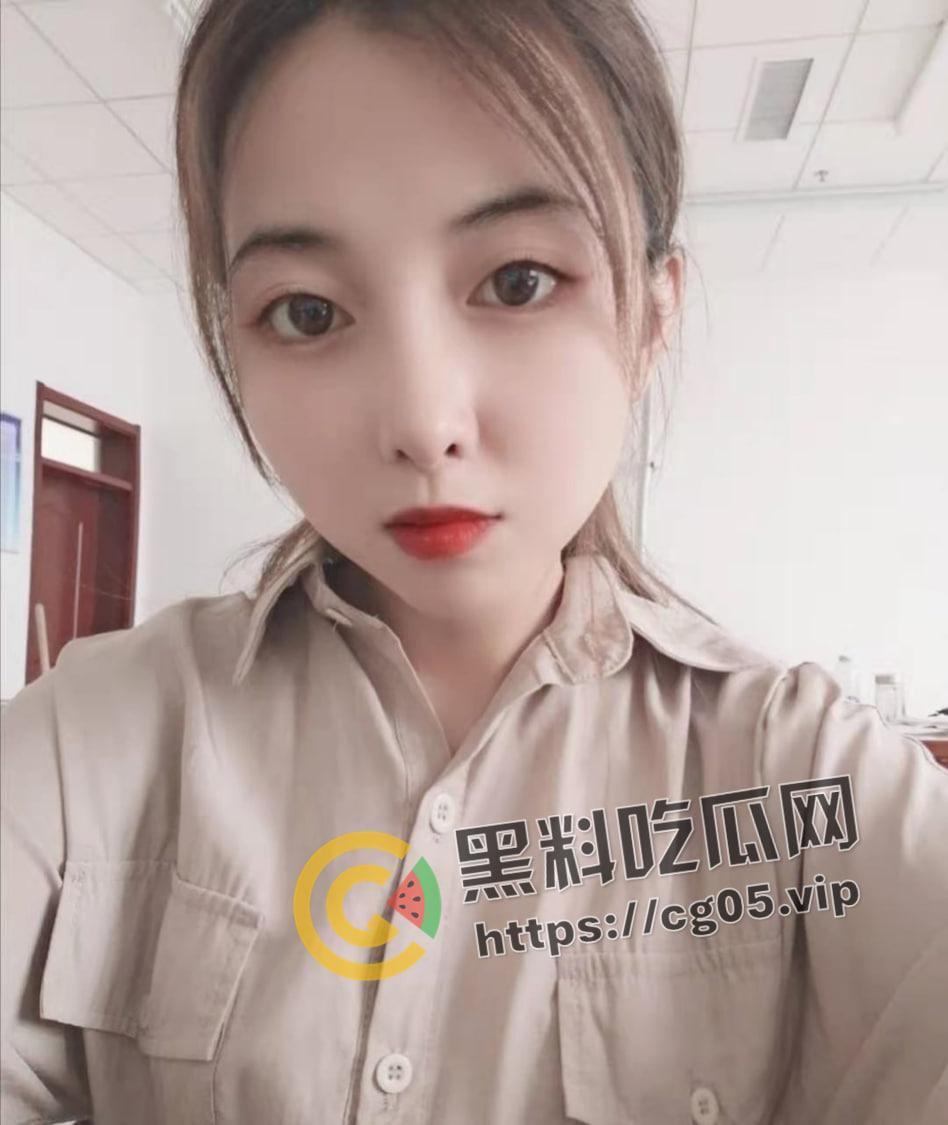 福州时代中学女老师和光头教导主任学校偷情 楼道里来一发 还玩婚纱cos 中学都要身体上位了吗-1