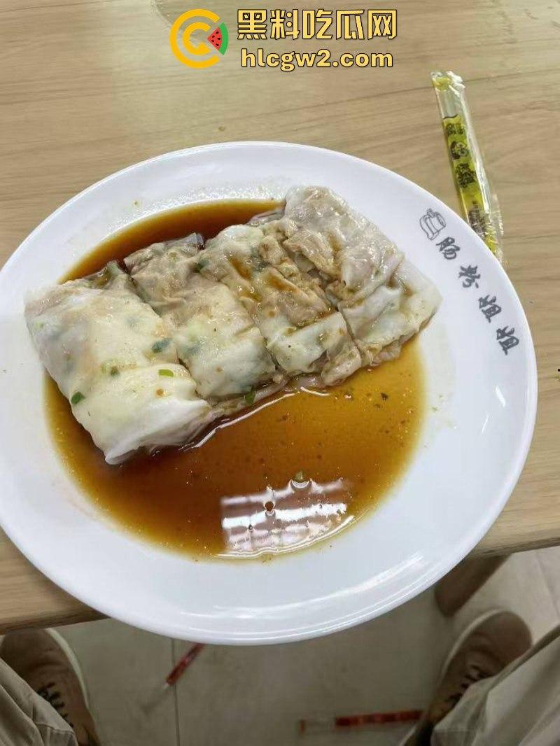 这么卷吗？广东中山市网红店【肠粉姐姐】黑丝长腿大美女现在卖肠粉都需要低胸职业装-5